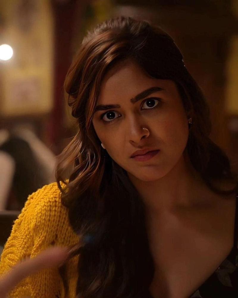 mrunal-thakur-cute-expression